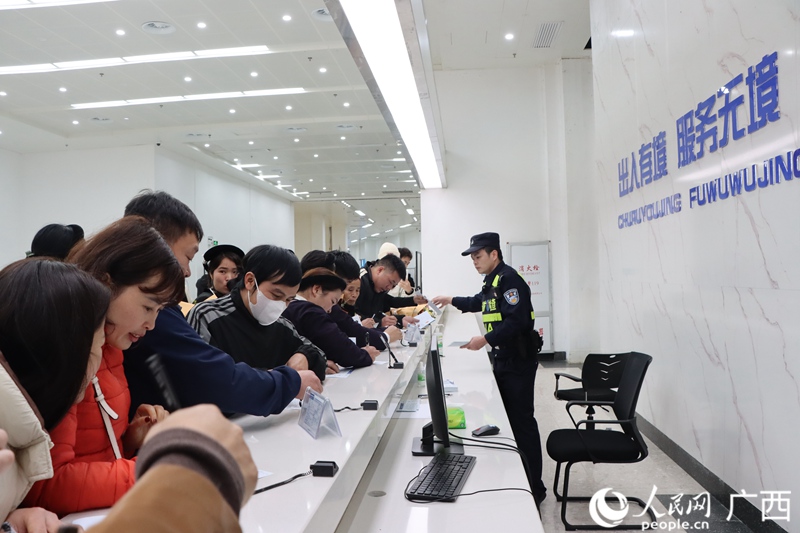 越南游客从硕龙口岸入境。人民网记者 覃心摄